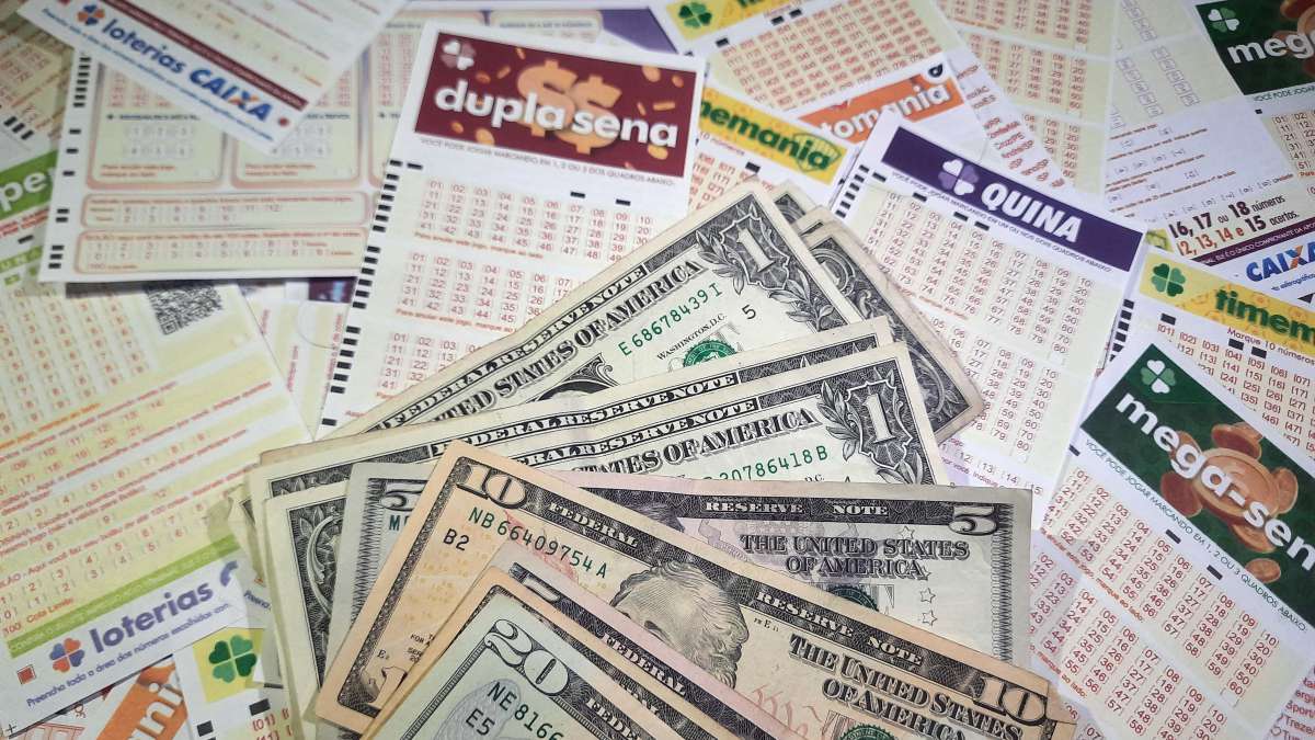 Mega Millions dividiu US 494 milhões para 2 ganhadores na sextafeira, 14